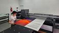 EN MARCHA. Una trabajadora de la cooperativa opera la nueva máquina.&nbsp; 