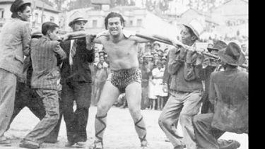 ASÍ EMPEZO TODO. Tibor hacía demostraciones de fuerza en parques públicos. Después fue mito..