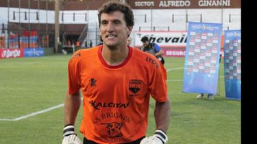 Hernández, que jugó con Armenio la Copa Argentina, está cerca de atajar en Fénix..