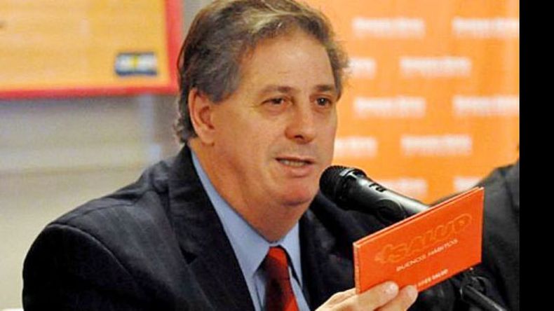 El ministro de Salud, Alejandro Collia..