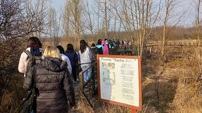 Más de 30 estudiantes de la Escuela Media Nº 18 de Agustoni participaron de una gratificante visita guiada a la #ReservaNaturalDelPilar y disfrutaron de una actividad entretenida en pleno contacto con la naturaleza, descubriendo los ambientes de este #PatrimonioNatural. Pilar Turismo / @PilarTurismo..