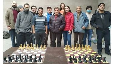 ¡La Escuela Municipal de Ajedrez y una visita de lujo! En el marco de un torneo celebrado en el Club Municipal Peruzzotti, recibimos la visita de la Maestra Belén Francisco, surgida de nuestra escuela y una de las mejores ajedrecistas de Argentina, ¡Gracias por tu visita, Belén! Dirección de Deportes Pilar / @DeportesPilar. .