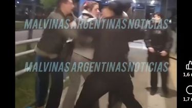 A LAS TROMPADAS. Policías y vendedores se pelearon en la estación Muñiz del tren San Martín.