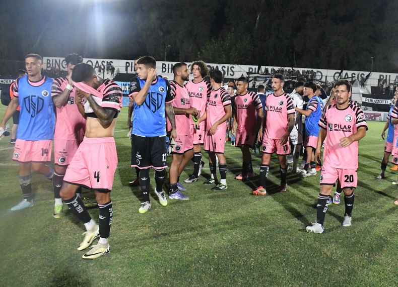 NO SE PUDO. Los jugadores de Real Pilar, tras consumarse la segunda derrota consecutiva en Pilar.&nbsp;