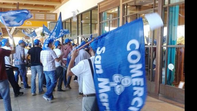 Al shopping llegaron unos 200 empleados..
