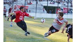 BASTIÓN. Murguía atora a Sagasti, en una de las tantas intervenciones que tuvo en el final del partido..