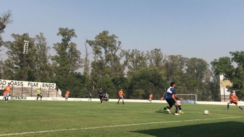 EMPATE. Jugada del primer partido que Real igualó 1-1 con Almagro..