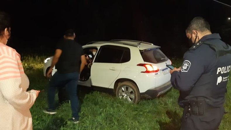 DESCAMPADO. La policía halló el auto horas después del robo. .