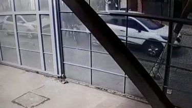 El robo quedó registrado en la cámara de un comercio..