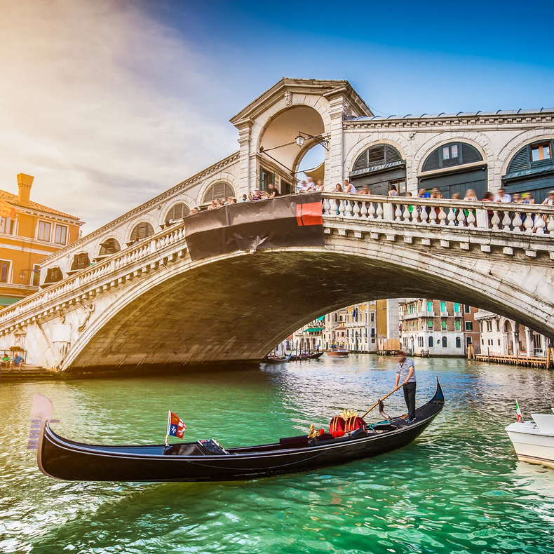 El agua de Venecia  teñida de color verde fluorescente. Foto. LaSexta..webp