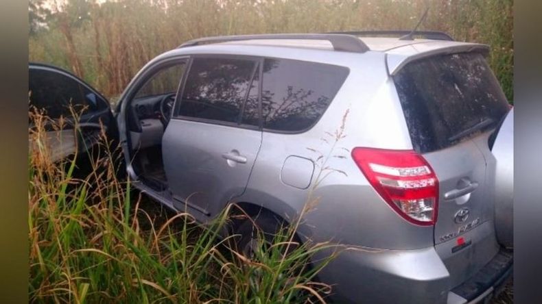 El vehículo fue abandonado en un descampado y los delincuentes alcanzaron a huir. Foto: @juancaimpacto.