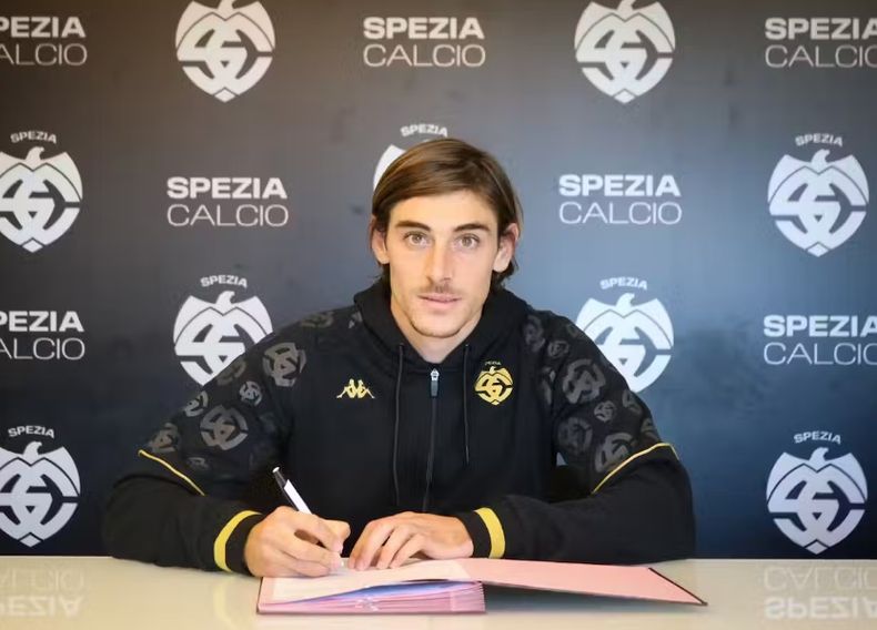 Gregorio Tanco estampando su firma para desembarcar en Spezia Calcio.