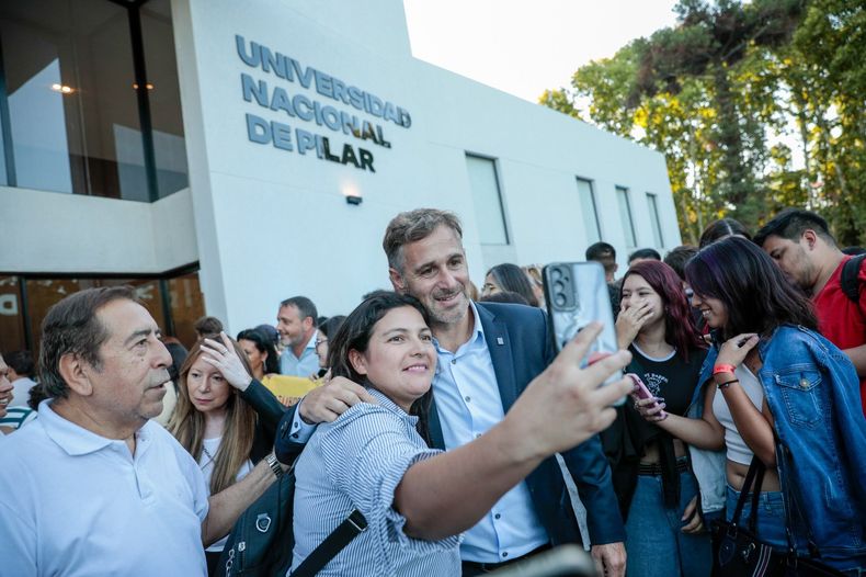 CON LOS ESTUDIANTES. Federico Achával hizo el anuncio junto a los alumnos