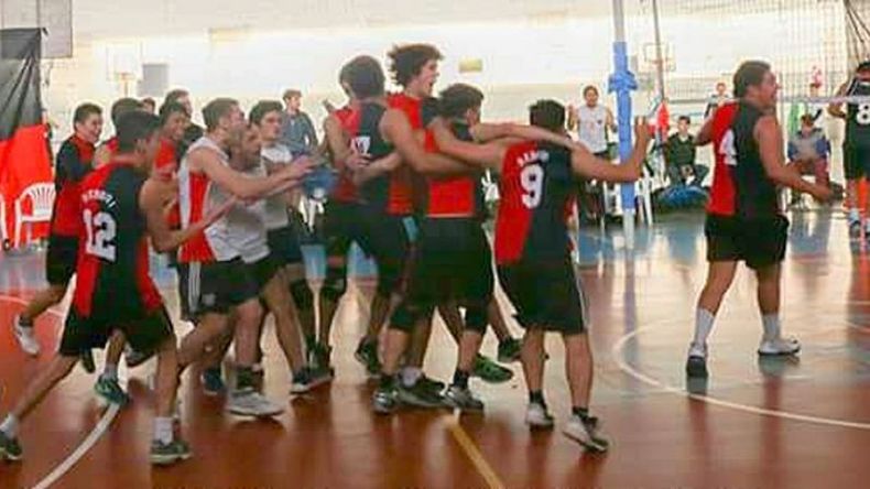 DELIRIO. El festejo rojinegro, en el duelo ante los universitarios..