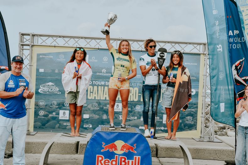 Lucía Cosoletto en lo alto del podio celebrando con el trofeo de Gran Canaria.