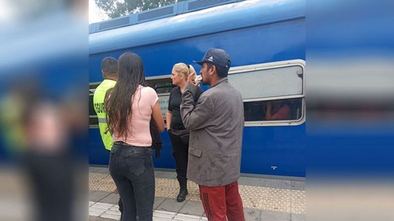 “Una riña entre pasajeros que no sacaron boleto hizo que el tren hacia Retiro se demorara unos 20 minutos en estación W. Morris”. Solange Toledo..