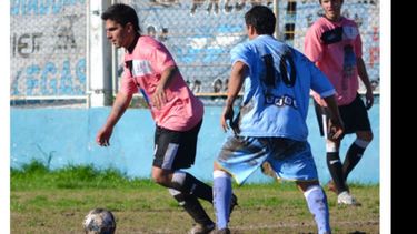 (FOTO: Heva.) Silva se escapa de la presión de Argüello. “Era un partido para ganarlo”, declaró..