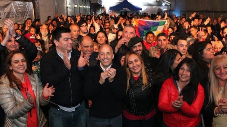 PONIÉNDOLE ONDA. Ducoté y sus candidatos, el domingo por la noche..