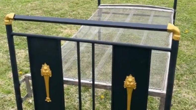 La más reciente adquisición para la casa: una cama antigua. .