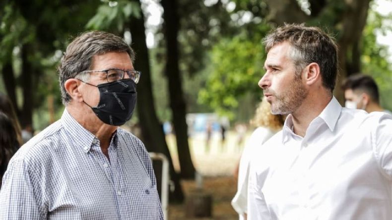 VISITA. Sileoni recorrió el Pellegrini con el intendente Federico Achával..