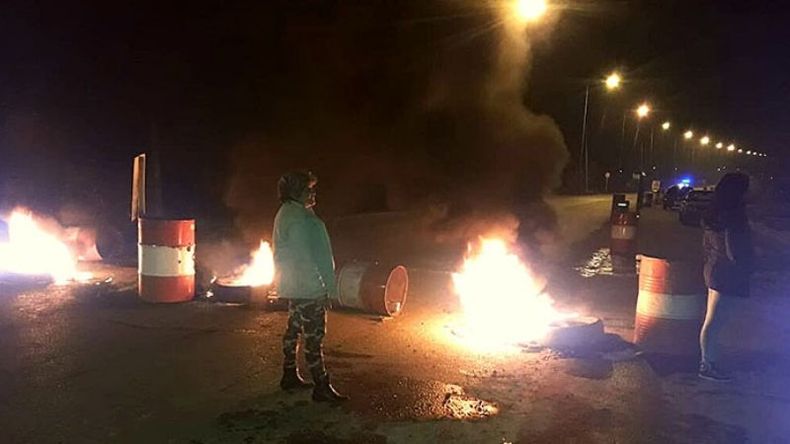 (Quiero Villa Rosa). FUEGO. La protesta, anoche, en Ruta 25 e Ibarra..