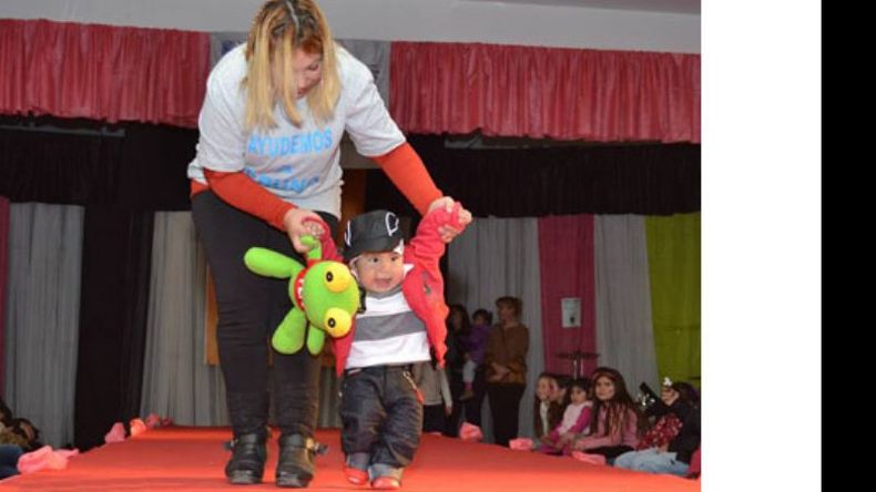 (Fredy Caballero). Los más chiquitos estuvieron presentes en el desfile..