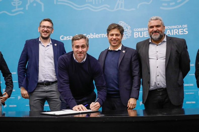 Federico Achával firmó el contrato para la adquisición de nuevo equipamiento.