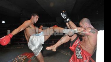 Cayó Chiquito. Ezequiel Chiquito Zárate perdió por puntos ante Gustavo El Negro Moia en el combate de Kick Boxing, modalidad K1, que puso en juego el título nacional de la especialidad. La pelea se llevó a cabo en el marco de la jornada 2K9 unlimited que se realizó este fin de semana en Liniers y que incluyó un total de 20 combates, entre Kick Boxing, K1 y Muaythai. “Es algo que está fuera de mi alcance, los jueces estaban mirando otra pelea. Fui claramente el ganador reconocido por.