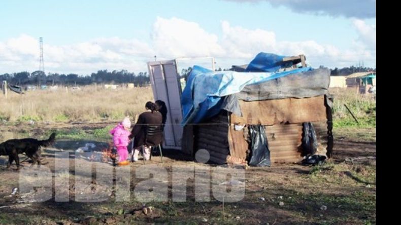 Viviendas muy precarias se fueron instalando en los últimos días..