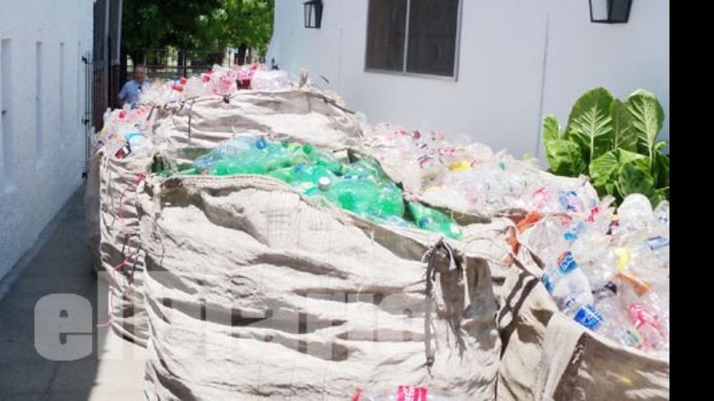 Cada mes se llegan a juntar 16 bolsones repletos de botellas plásticas..