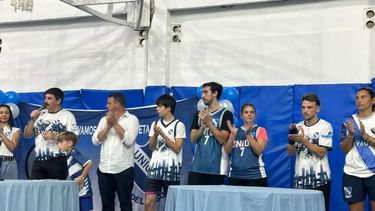 PILCHA NUEVA. Omar Carlotto, presidente del club, y Santiago Laurent, secretario de Gobierno municipal, junto a los deportistas de cada disciplina mostrando las nuevas camisetas.