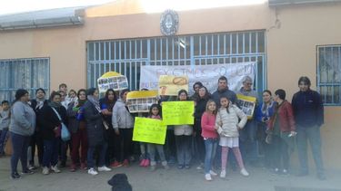 “ARREGLOS URGENTES”. Ese fue el pedido de los padres en la puerta de la escuela 24..