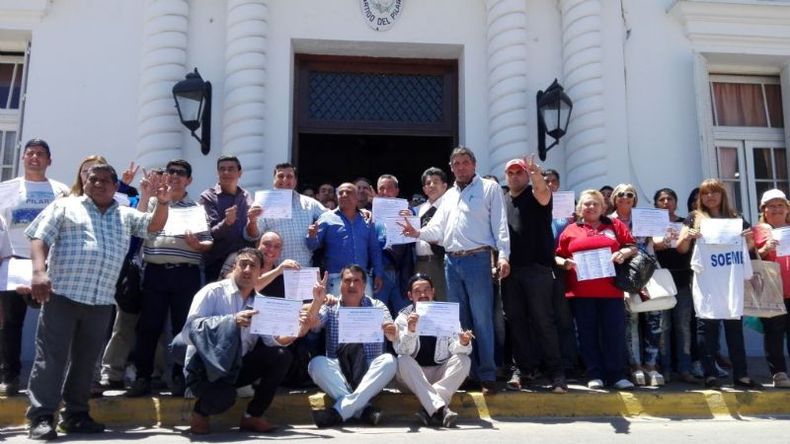 Directivos, delegados y trabajadores, posan para El Diario con los diplomas de capacitación..
