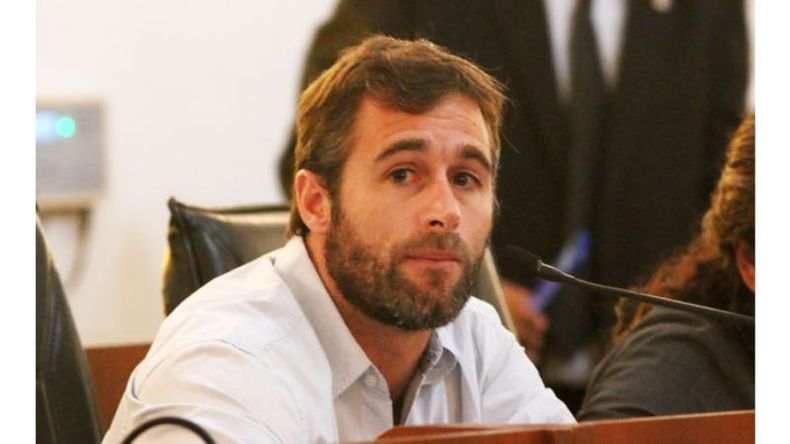 ADVERTENCIA. Para Achával, los médicos deben ser municipales..