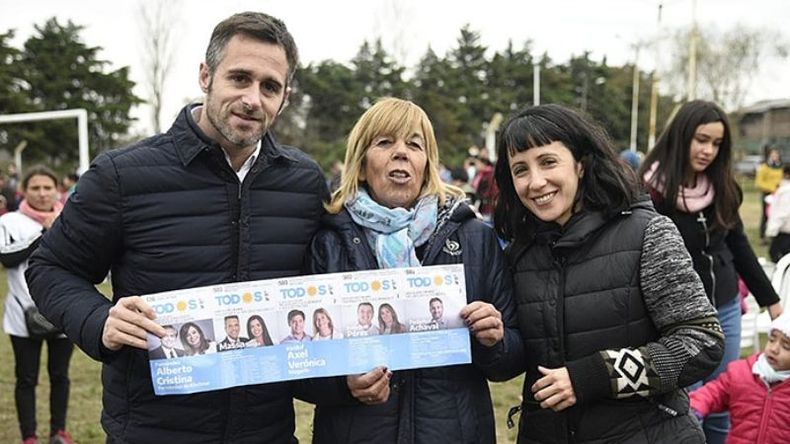 VILLA ROSA. Achával y Filgueira le entregan la boleta a Alicia, del club Cebollitas..