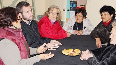 RODEADO. Achával, junto a un grupo de jubiladas en Manuel Alberti..