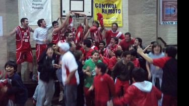 Jugadores e hinchas festejan el 1º puesto en la B y sueñan con el ascenso..