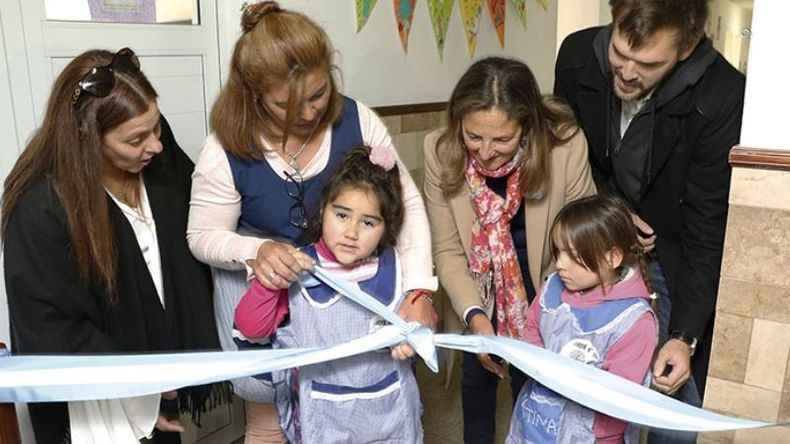 CINTA. Chicos, docentes y funcionarios, durante el acto..