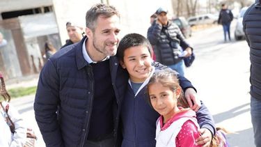 VUELTA A CLASES. Achával recorrió escuelas tras las vacaciones de invierno..
