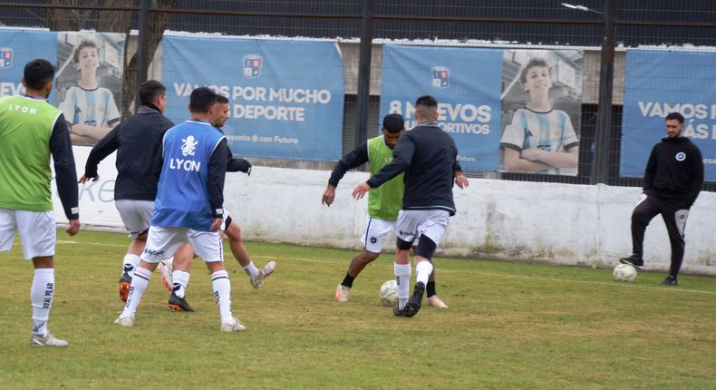 ENTRENAMIENTO. Los jugadores se preparan para el gran duelo del sábado en el Carlos Barraza.