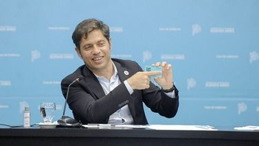 TARJETA. Kicillof mostróla credencial de vacunación, uno de los formatos del pase..