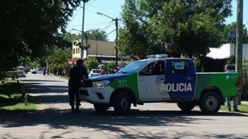 La policía cercó el área hasta constatar la falsedad de la amenaza. (Foto enviada por Maury Maury).