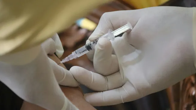 En esta campaña de vacunación, podrán vacunarse las personas que tienen entre 15 y 59 años y que ya tuvieron Dengue anteriormente.