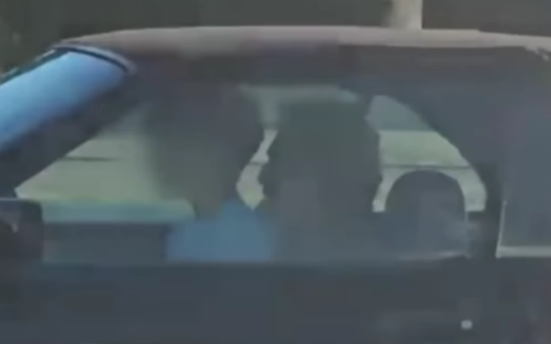 La irresponsabilidad al volante del adulto fue registrada por un automovilista que circulaba por el lugar.&nbsp;