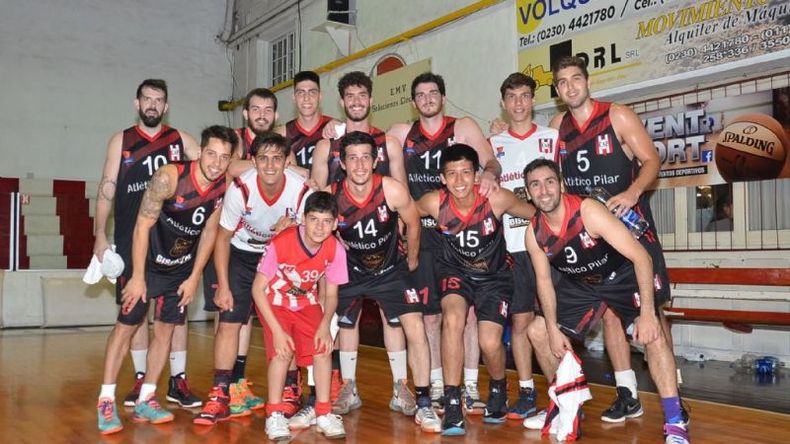El plantel de Atlético posa para El Diario luego de bajar al líder de la División Bonaerense. FOTO FREDY CABALLERO..