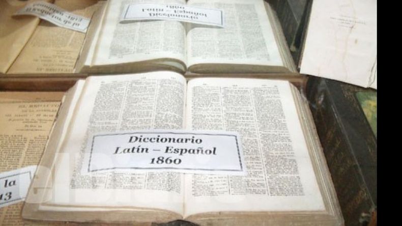 Ejemplar del Diccionario Latín – Español, que data de 1860..