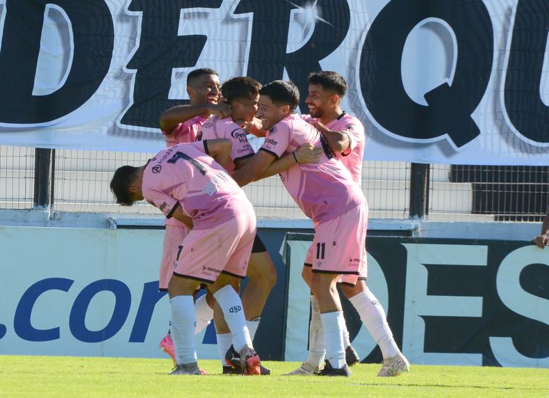 Los jugadores de Real Pilar festejan en el Barraza. El Monarca regresó a la punta.&nbsp;