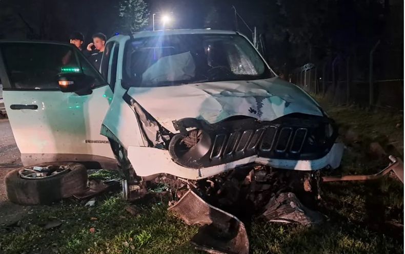 La camioneta sufrió importantes daños producto del violento choque.&nbsp;
