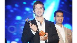 GANADOR. Facundo Andreasen con la estatuilla, posando en el escenario..