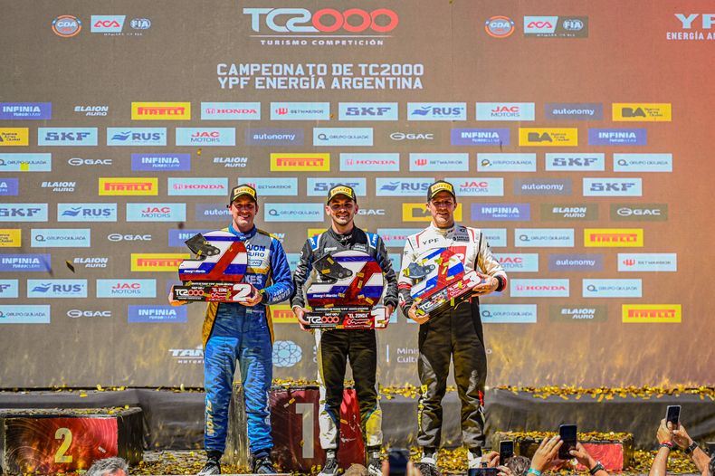 BUENA COSECHA. Rossi en el podio de San Juan junto a Vivian y Carabajal.